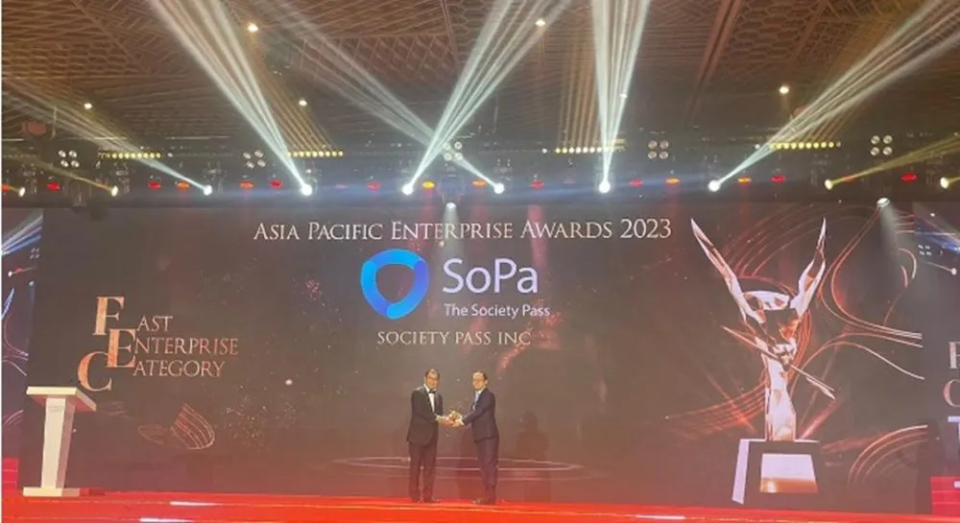 SoPa CFO, Tan Yee Siong, accepting Fast Enterprise Award for E-Commerce Image